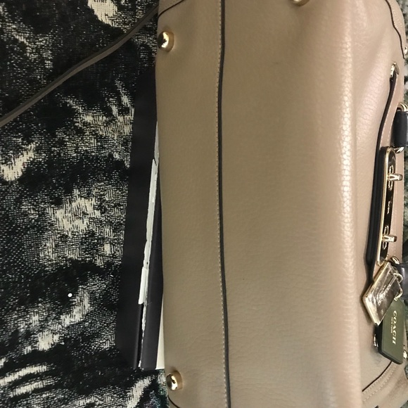 🎉1DAYSALE🎉🎀coach colorblock 30 swagger🎀 - Picture 4 of 8